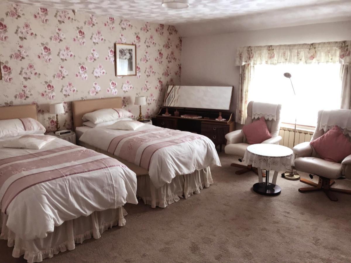 Erw-Lon Farm Bed & Breakfast Pontfaen Exterior photo