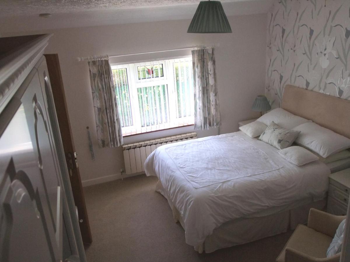 Erw-Lon Farm Bed & Breakfast Pontfaen Room photo